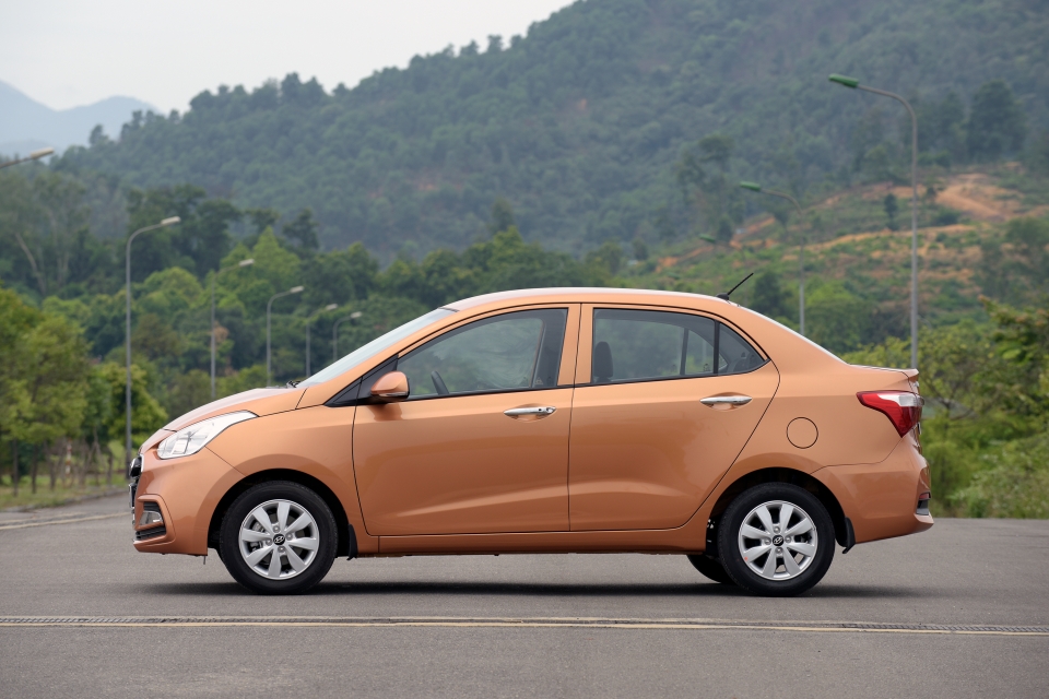 Hyundai i 10 2018 màu vàng cát