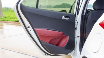 Hyundai i10 2018 cửa xe