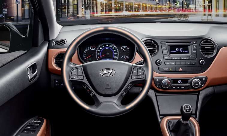 Hyundai i10 2018 tay lái